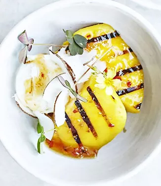 Gegrillte Mango mit Ponzu Sirup, Eiscreme und Kokosflocken