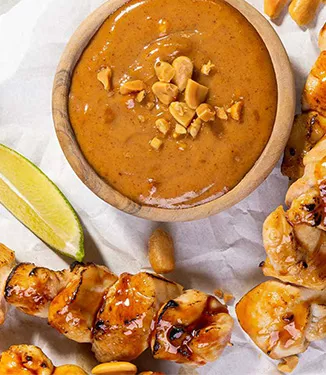 Teriyaki-Spieße mit Hähnchen & Erdnuss-Sauce