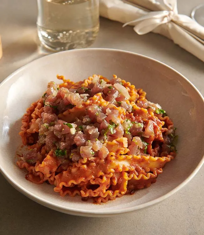 Mafaldine mit Thunfisch-Tatar und Chipotle-Sauce