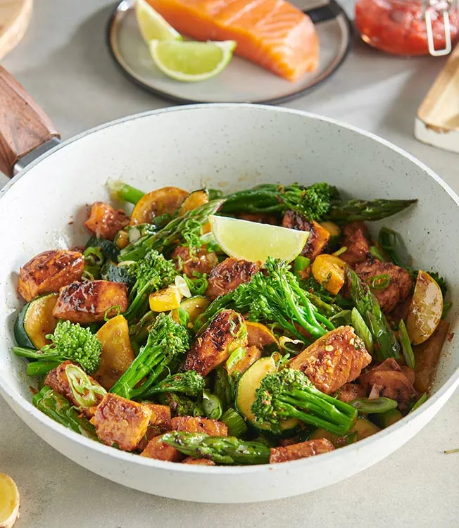 Scharfer Harissa-Lachs mit Gemüse