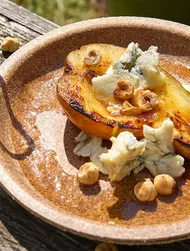 Gegrillte Birnen mit Gorgonzola und Haselnüssen