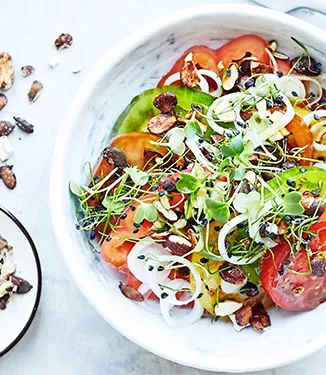 Tomatensalat mit Ponzu-Dressing und Soja-Crunch