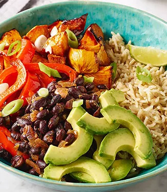 Burrito Bowl mit Teriyaki Süsskartoffeln, schwarzen Bohnen und Avocado