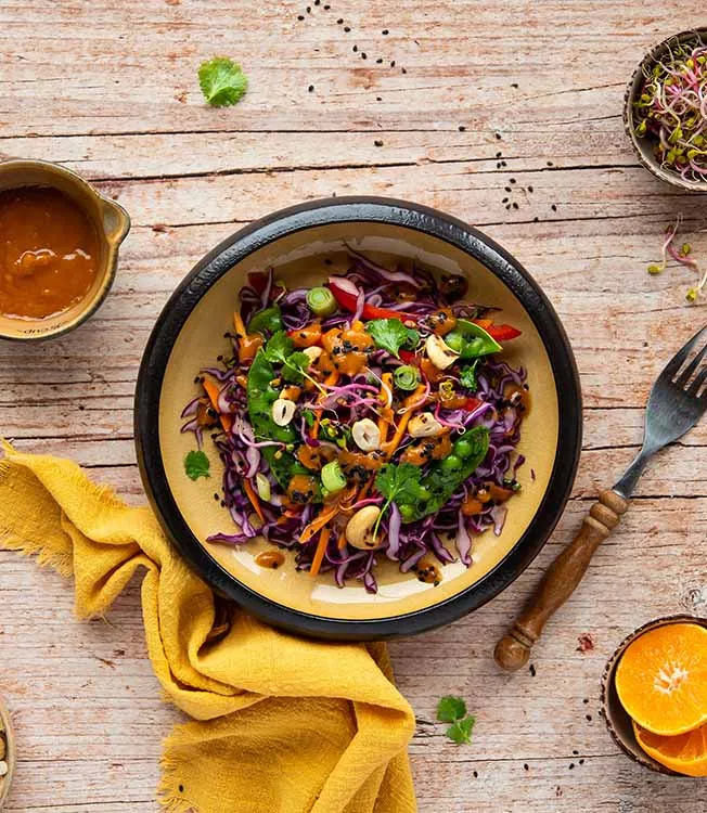 Rotkohlsalat mit Cashews und Zuckerschoten