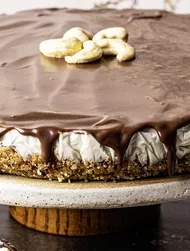 Veganer Cashew-„Käsekuchen” mit Karamell-Schokosauce