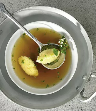 Klassische Rindsuppe mit Grießklößchen