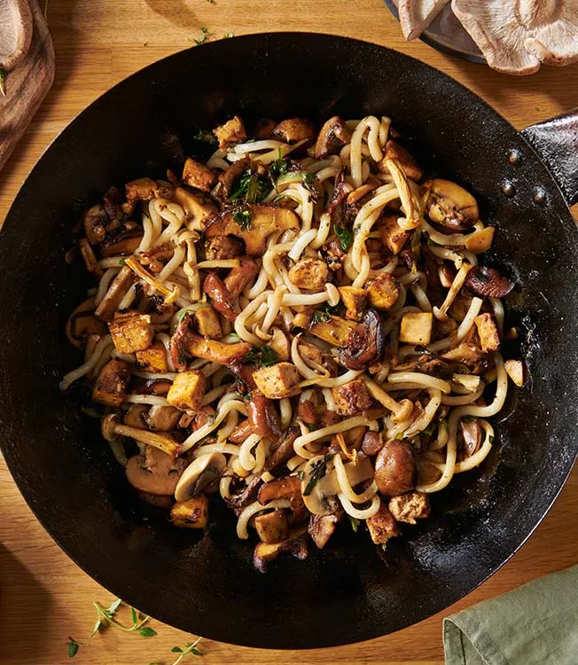 Udon-Nudeln mit Tofu und Pilzen