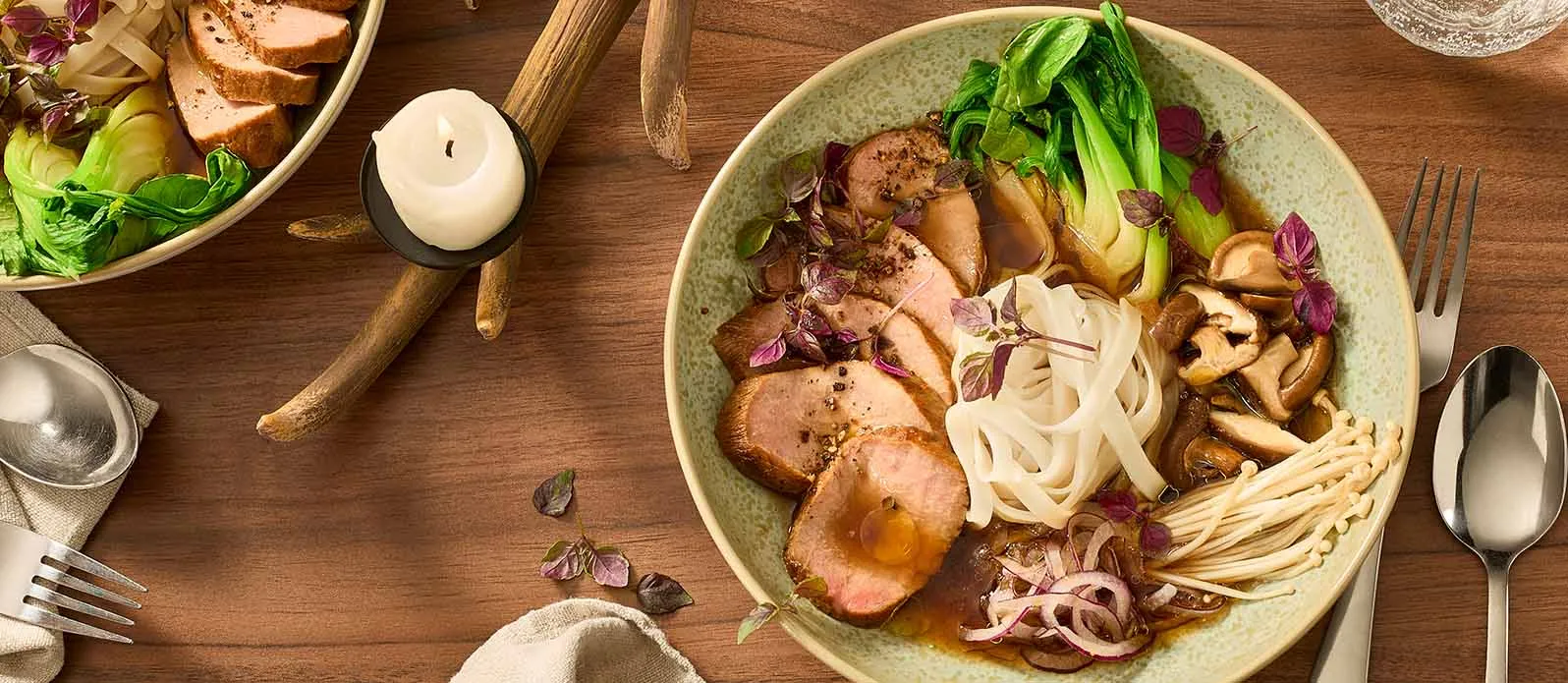 Teriyaki-Wildschwein in Asia-Brühe mit Reisnudeln
