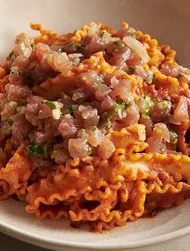 Mafaldine mit Thunfisch-Tatar und Chipotle-Sauce
