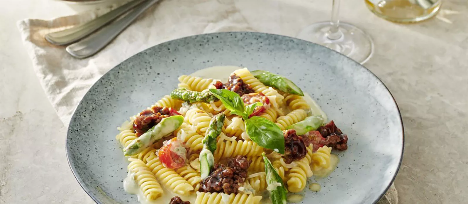 Fusili mit Käsesauce und Sojasauce Bolognese