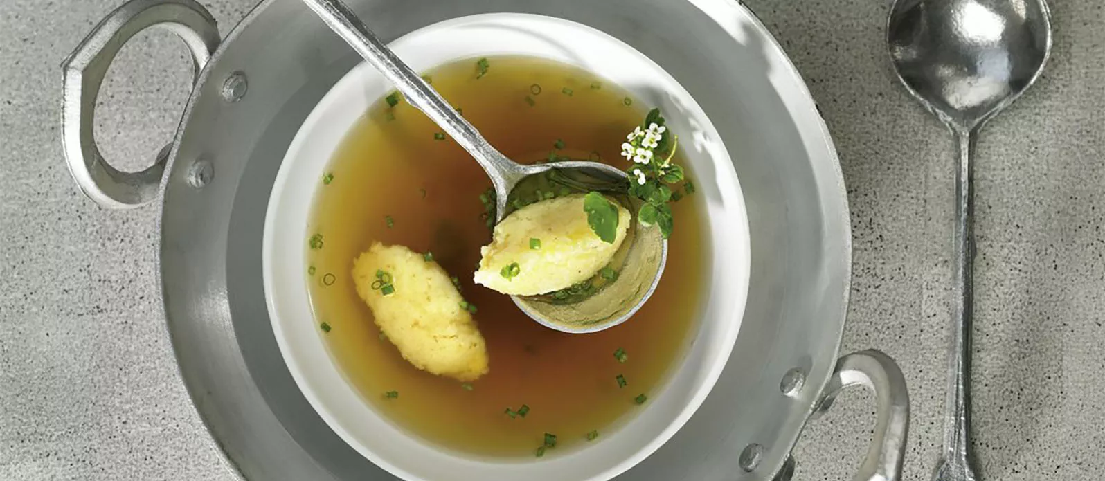 Klassische Rindsuppe mit Grießklößchen