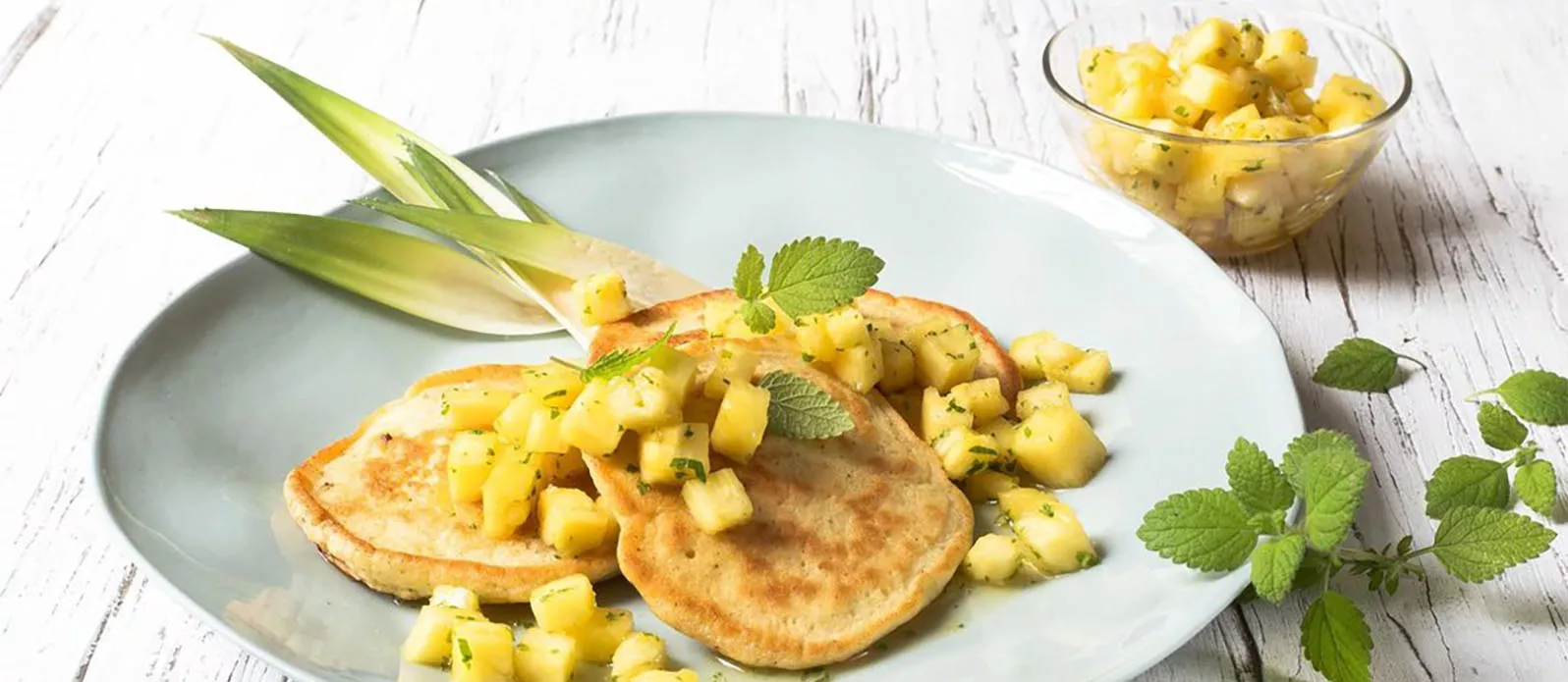 Kokos-Pancakes mit Ananas-Salsa
