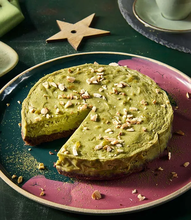 Matcha-Käsekuchen mit feinen Früchten