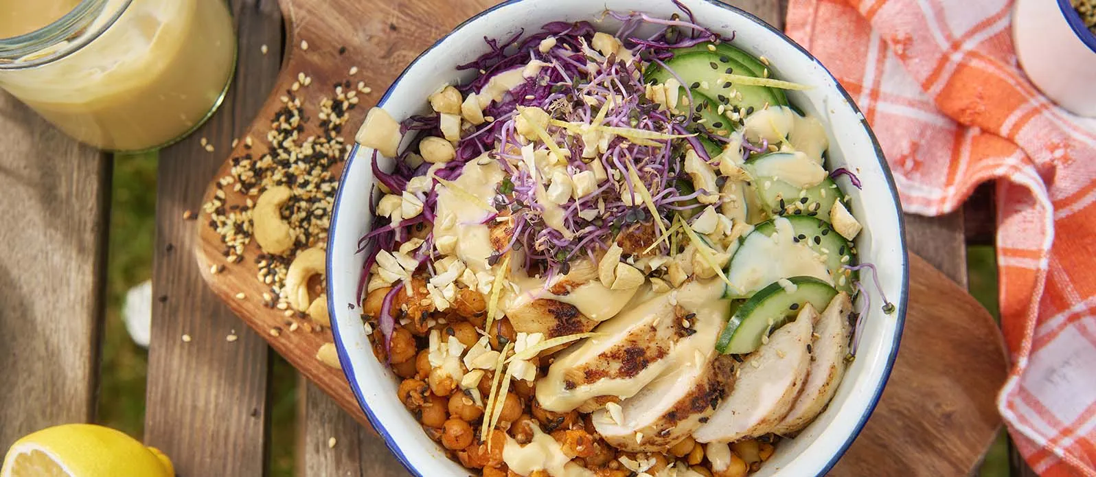 Hühnchensalat mit Rotkohl und Erdnuss-Ponzu-Sauce