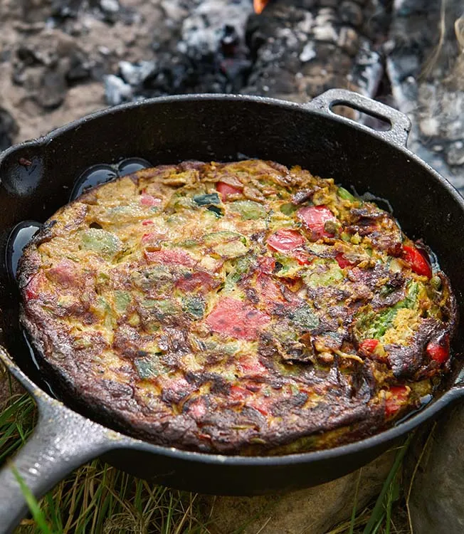 Spanische Frittata mit Saubohnen und Sesamsauce