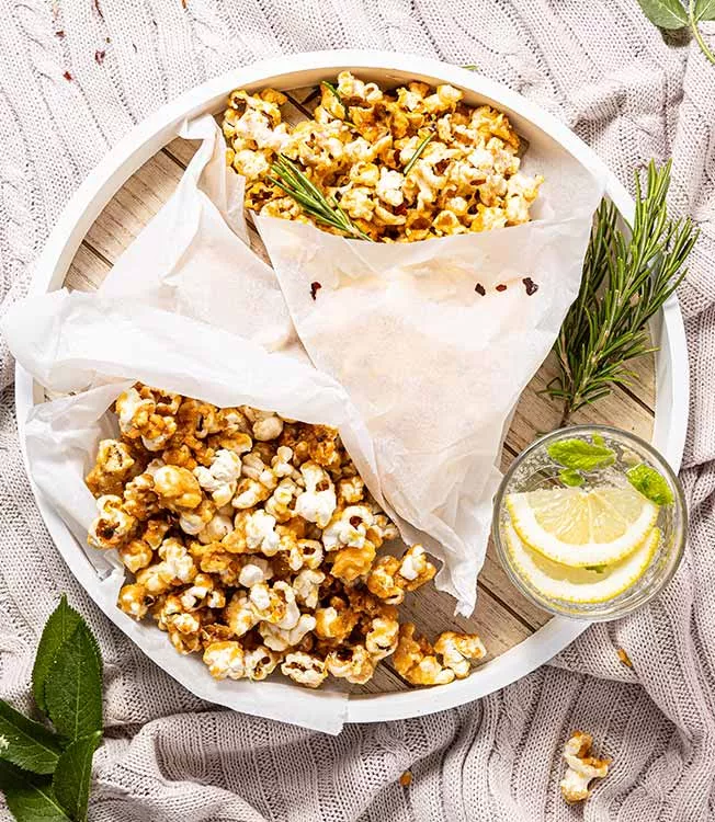 2 Popcorn-Varianten – mit Chili und Knoblauch und mit Salz-Karamell