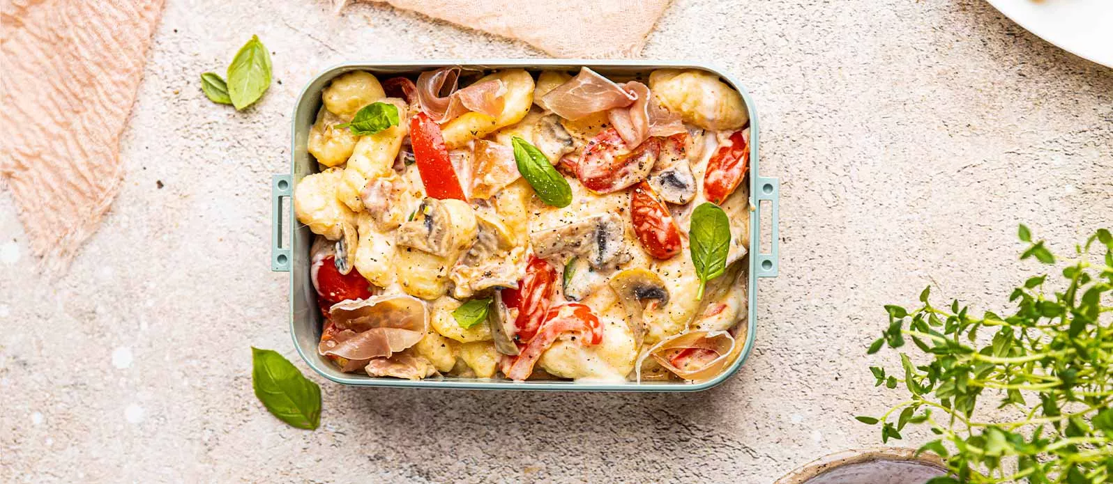 Gnocchi mit Prosciutto, Paprika, Champignons, Kirschtomaten und Burrata