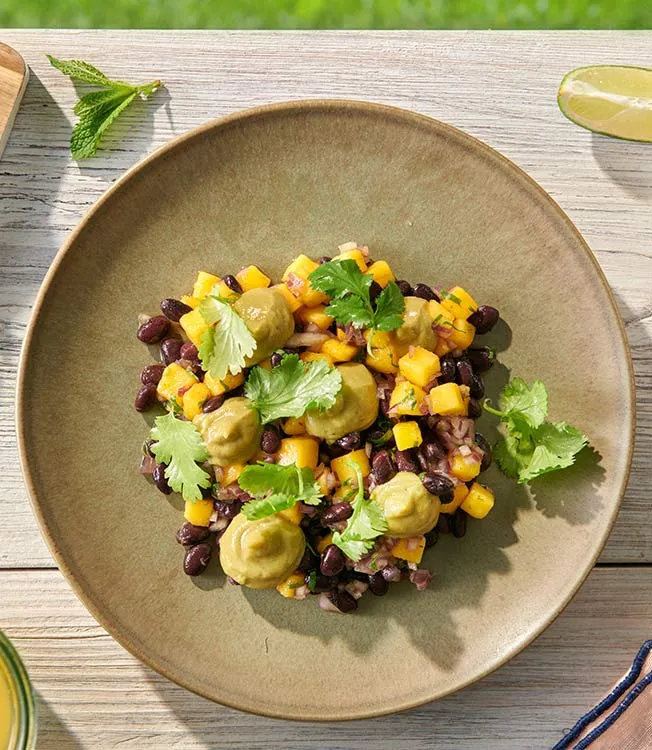 Mangosalat mit schwarzen Bohnen und Avocado-Mousse
