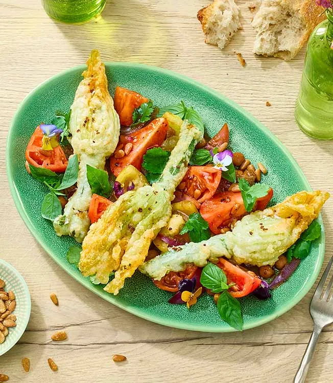 Zucchiniblüten auf Teriyaki-Tomaten mit Kichererbsen