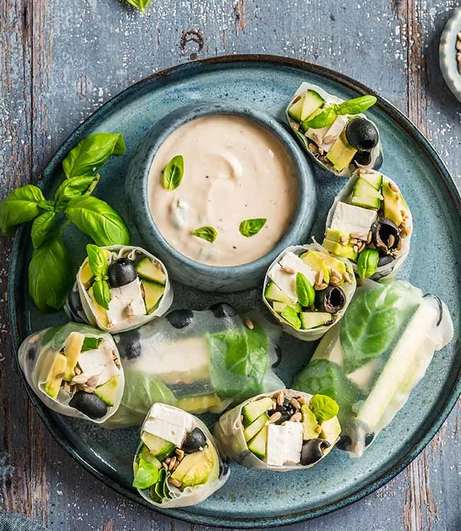 Veggie-Sommerrollen mit Feta und Oliven