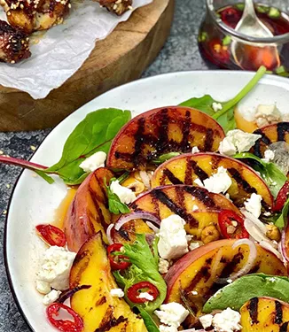Salat von gegrilltem Pfirsich mit Sesam-Chickenwings