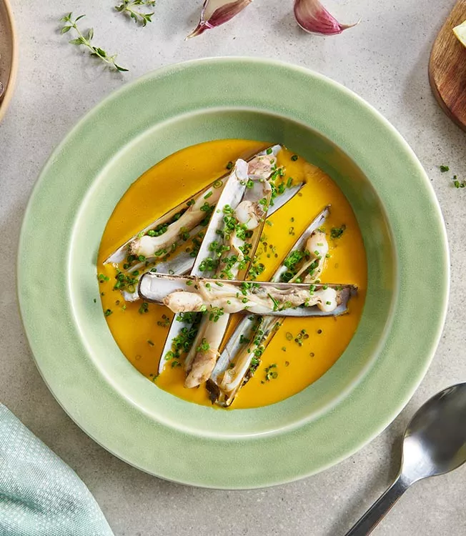 Cremige Schwertmuschel-Suppe mit Sojasauce