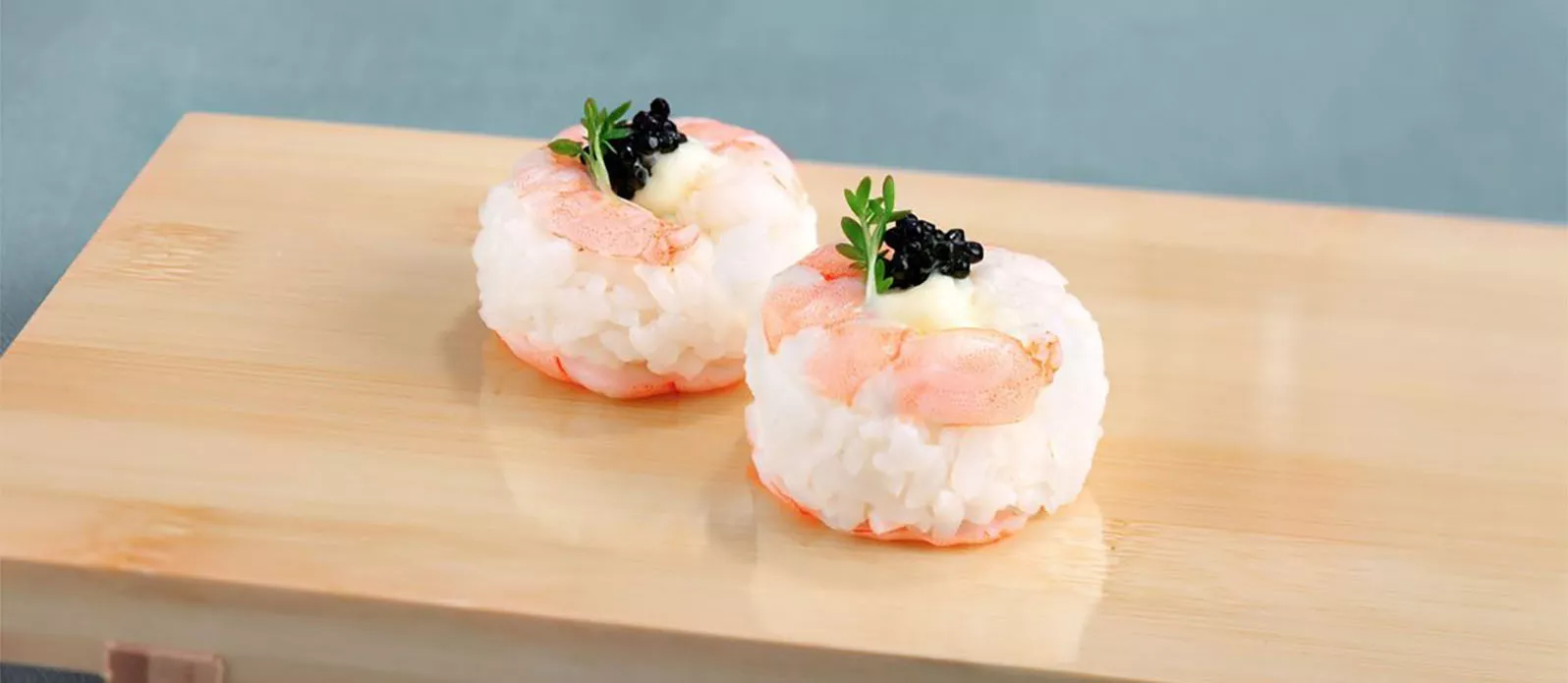 Belegtes Sushi mit Garnelen