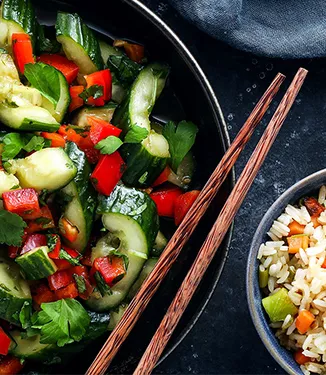 Smashed Cucumber Salat mit Teriyaki-Dressing & Gemüsereis