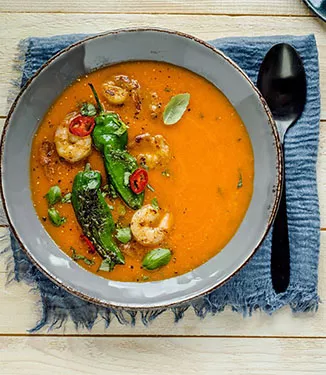 Cremige Peperoni-Tomatensuppe mit Teriyaki-Crevetten