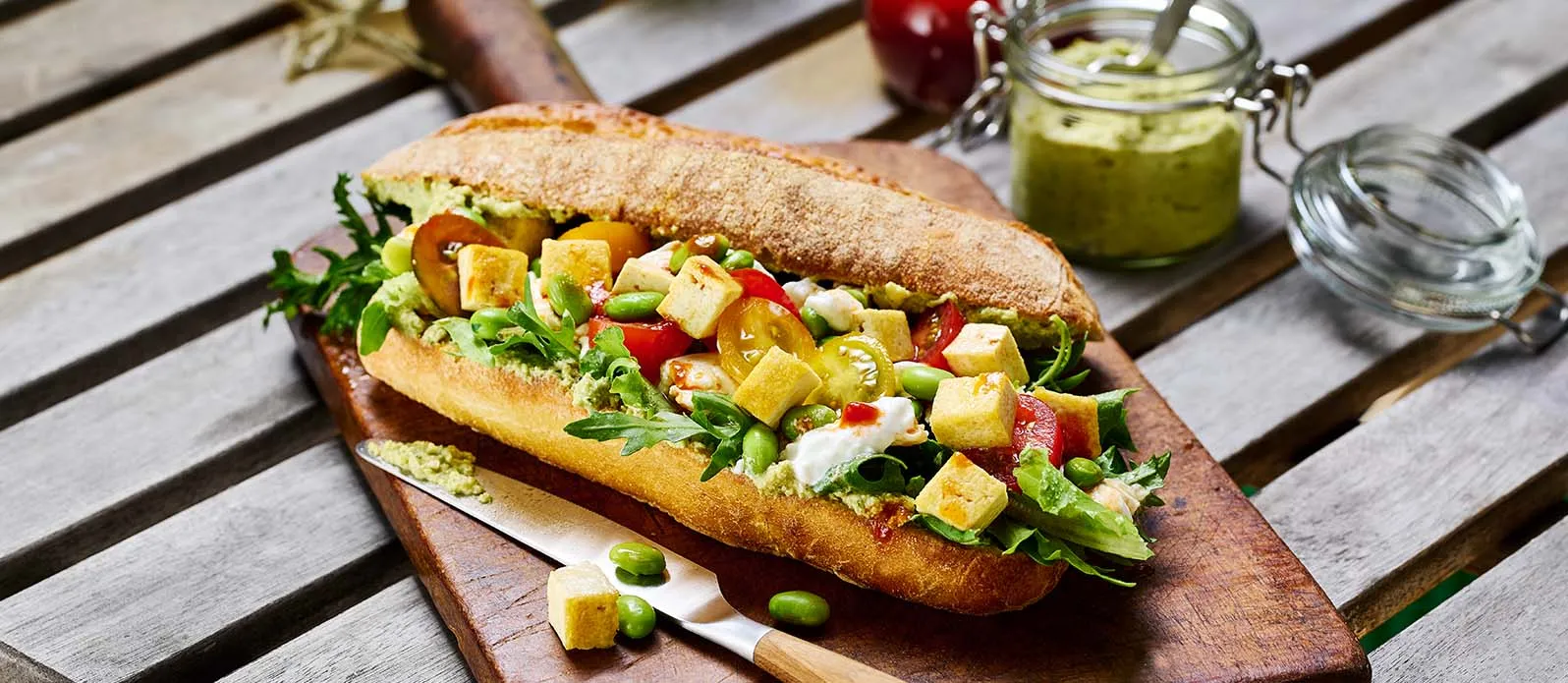 Burrata Sandwich mit Tomate & Tofu-Pesto