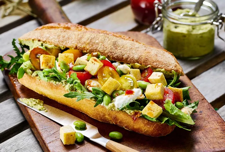 Burrata Sandwich mit Tomate & Tofu-Pesto