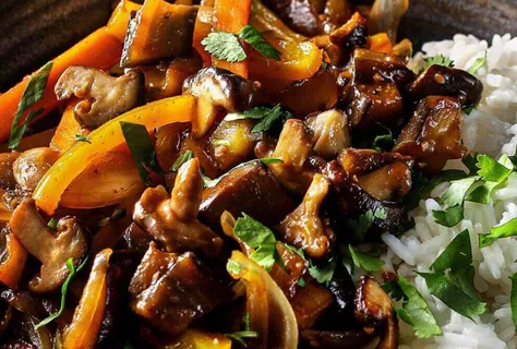Teriyaki-Gemüse-Pfanne mit Reis