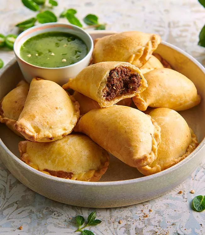 Pikante Rindfleisch-Empanadas mit Kräutersauce