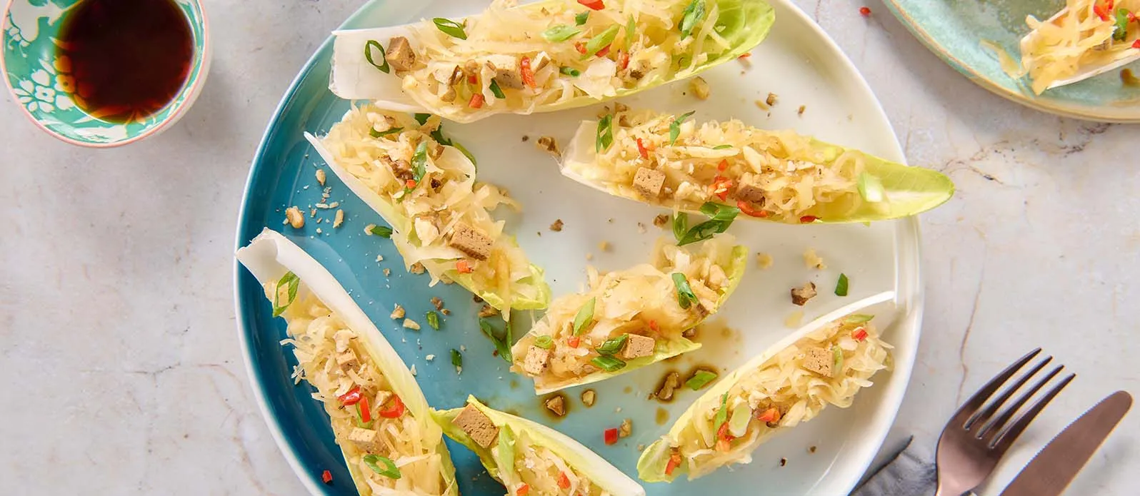 Chicoréeschiffchen mit Sauerkraut & Tofu