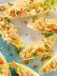 Chicoréeschiffchen mit Sauerkraut & Tofu