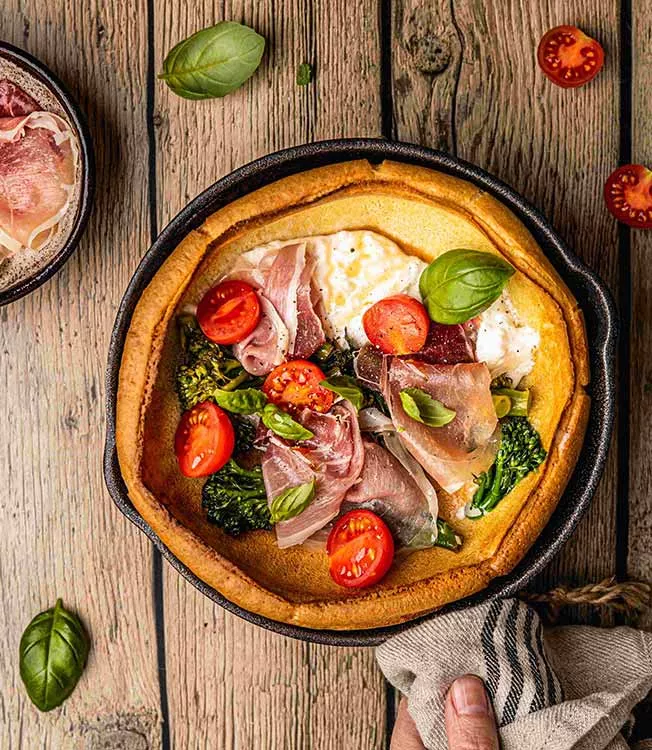 „Dutch Baby“ – Pfannkuchen mit Burrata und Prosciutto