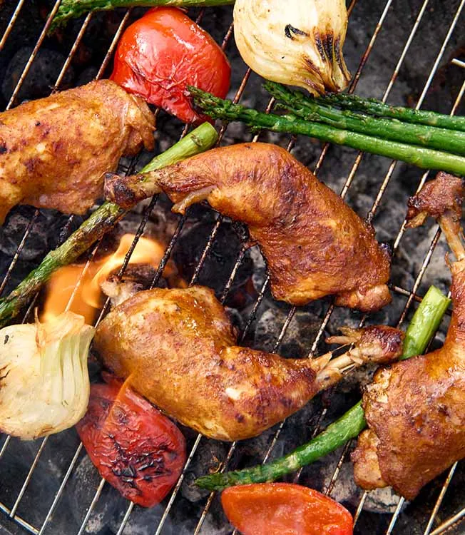 Langsam gegrillte Hähnchenkeule mit Dillsauce