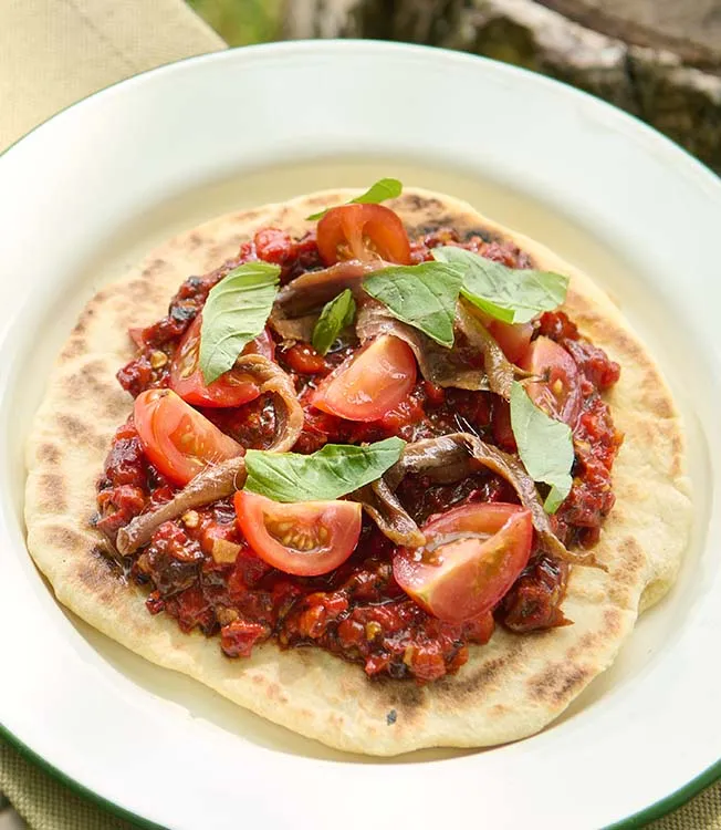 Fladenbrot mit aromatischer Paprikapaste