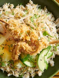 Tempura-Regenbogenforelle mit Ananas und Litschi