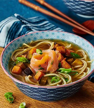 Räucherlachs-Ramen mit Süßkartoffeln und Aubergine
