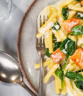 Makkaroni mit Spinat und Lachs