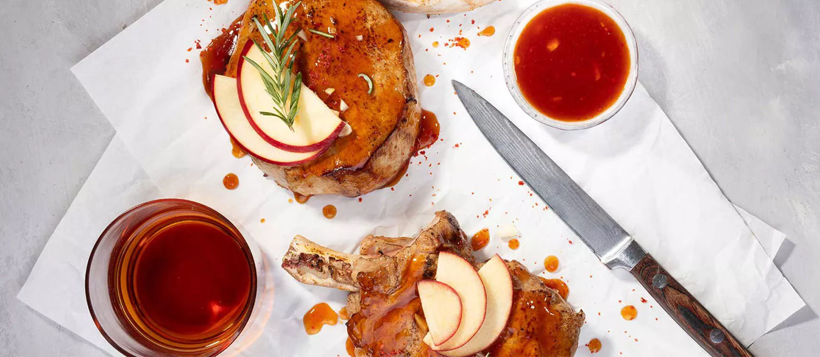 Schweinekotelette in Rum-Apfel-Marinade