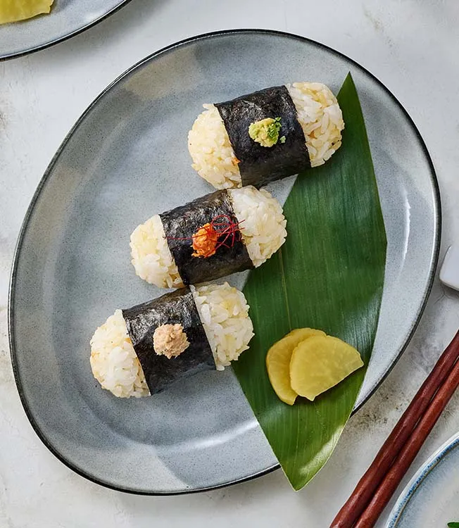 Tuna-Mayo-Onigiri mit Kimchi und Wasabi