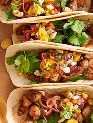 Tacos mit Schweinefleisch und eingelegten Zwiebeln