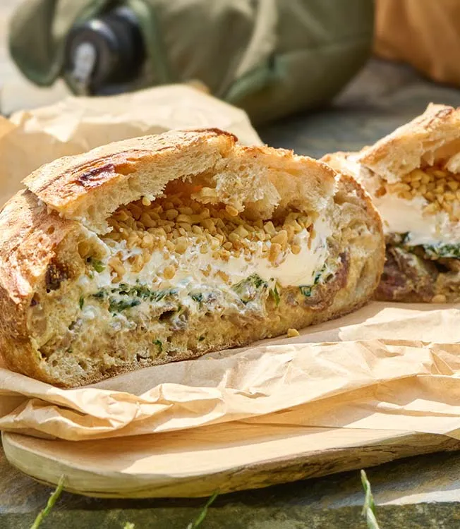 Picknickbrot mit Lamm-Schawarma und Knoblauchsauce