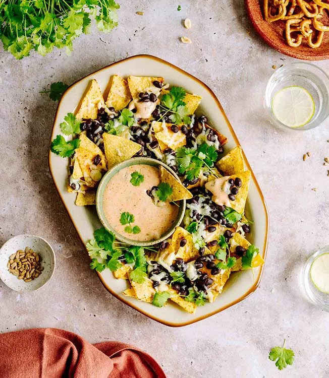 Taco-Mayo-Dip mit überbackenen Bohnen-Nachos