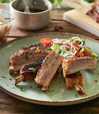 Würzige Spareribs mit Apfel und würziger Sojasaucen-Marinade