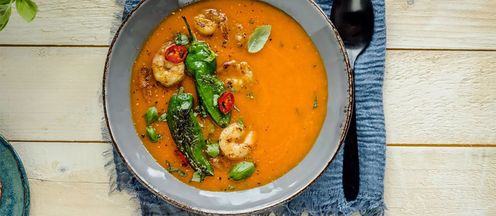 Cremige Peperoni-Tomatensuppe mit Teriyaki-Crevetten