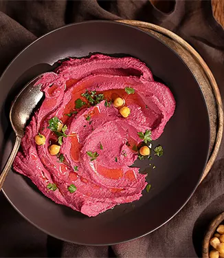 Leuchtend roter Hummus