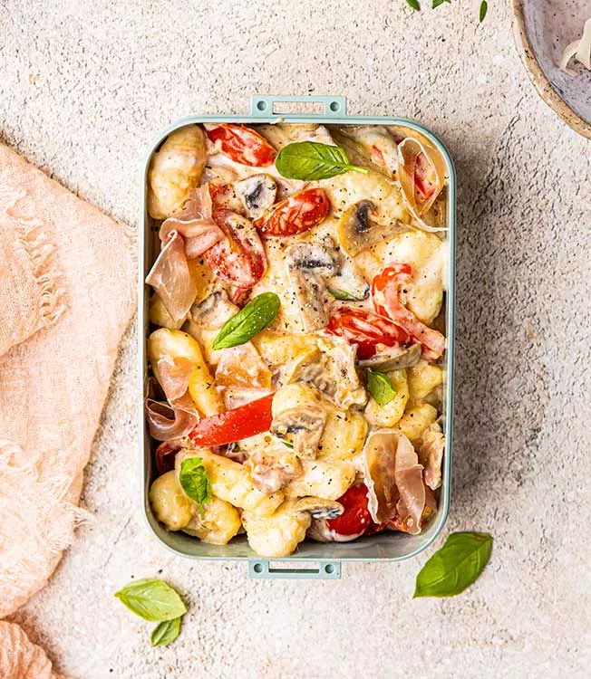 Gnocchi mit Prosciutto, Paprika, Champignons, Kirschtomaten und Burrata